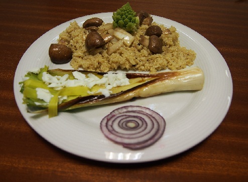 Poireau rôti couvert de feta rappée, avec son risotto de quinoa aux champignons. Le chou romanesco, c'est purement déco.