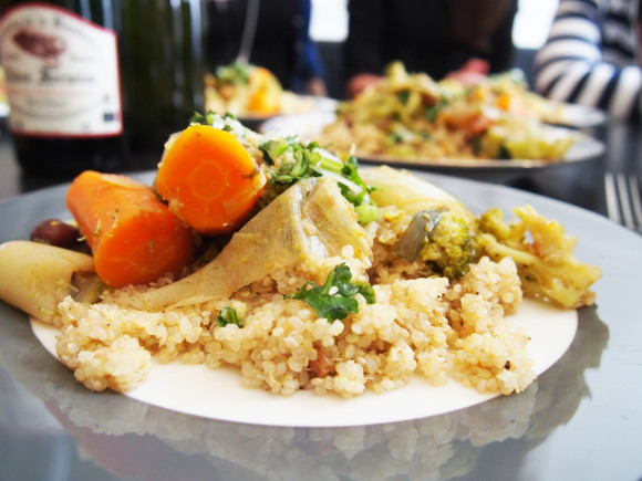 Couscous de quinoa aux gros légumes, accompagné de zestes de citron confits et d'une persillade au gingembre