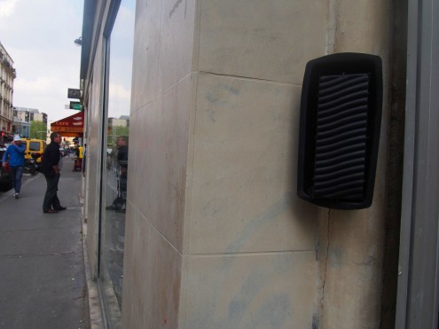 Attendez vous à voir de plus en plus de ces petits boîtiers noirs dans la rue (ici, un boitier de test à Paris).