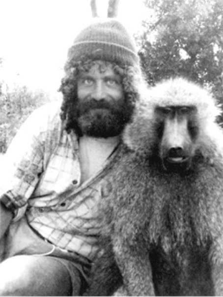 Robert Sapolsky, avec un ami babouin.