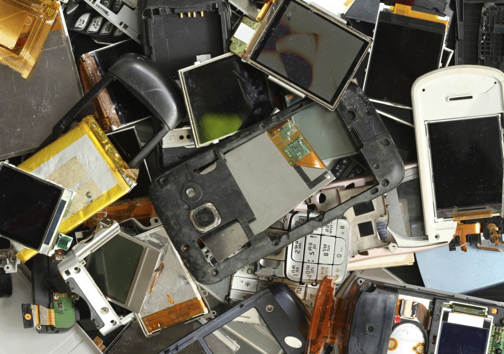 L'autre solution pour lutter contre l'obsolescence et pour limiter l'impact environnemental de nos appareils, c'est de prendre le réflexe de réparer, recycler ou réutiliser.