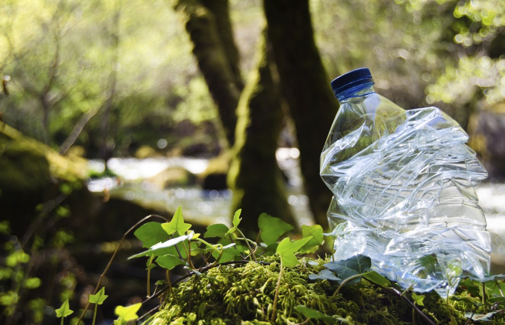 Il faut 400 ans à une bouteille plastique pour qu'elle se décompose naturellement dans la nature. Quand même !